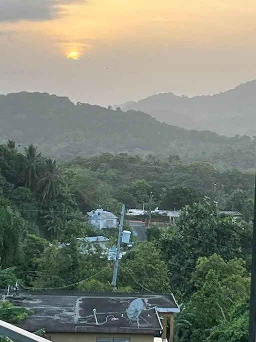 One Bedroom Ocean- Mountain View Home Five Min To Beach Luquillo Casa de Férias